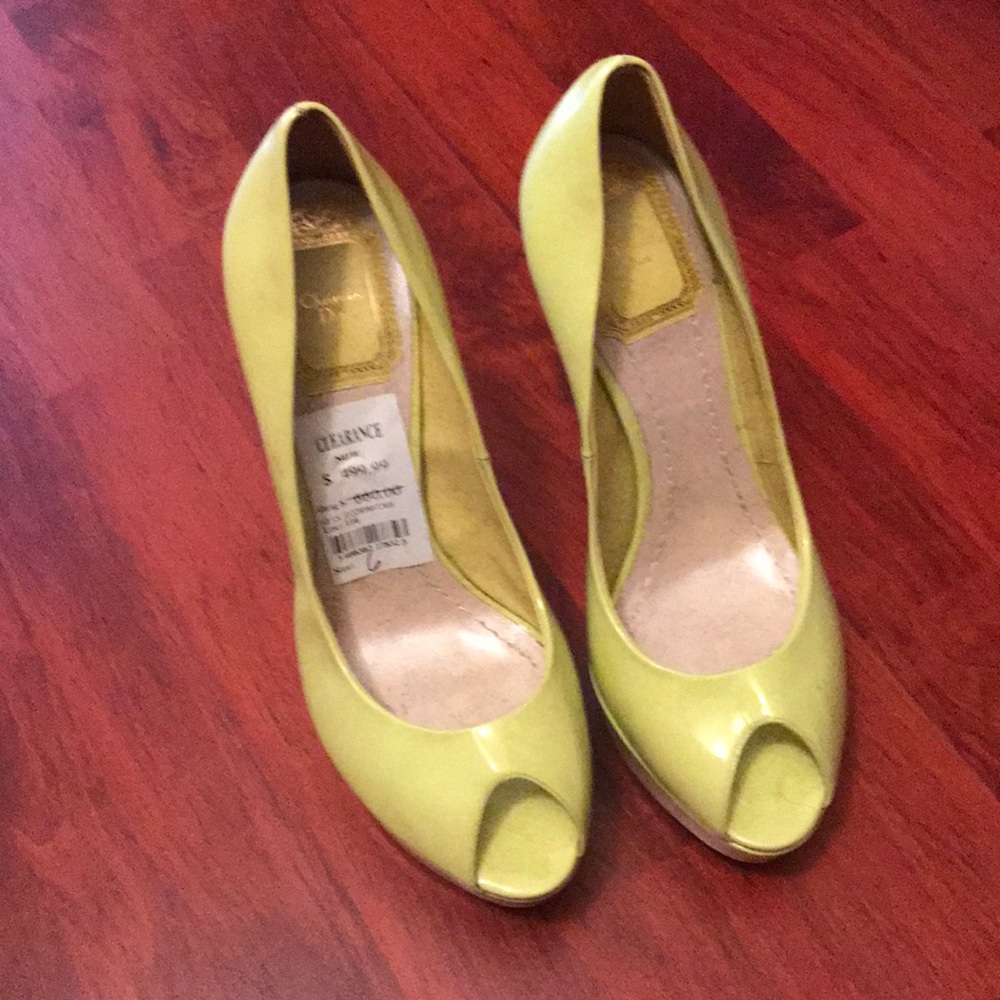 Never worn Christian Dior pump. Size 6.